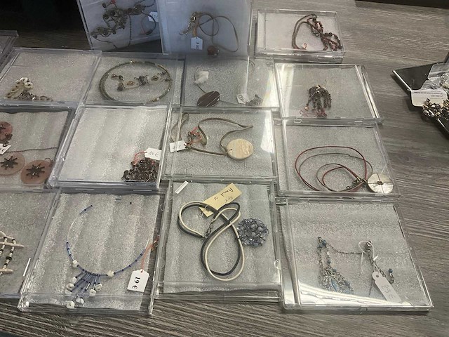 Zeer grote partij diverse juwelen en kettingen - afbeelding 46 van  52