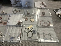 Zeer grote partij diverse juwelen en kettingen - afbeelding 46 van  52