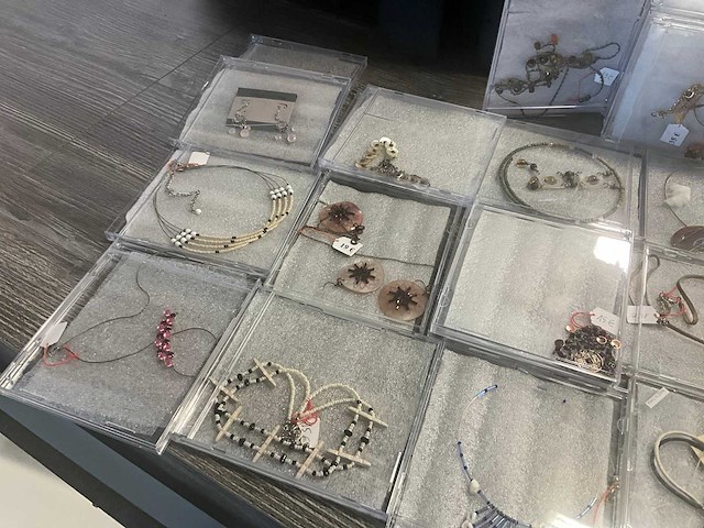 Zeer grote partij diverse juwelen en kettingen - afbeelding 47 van  52