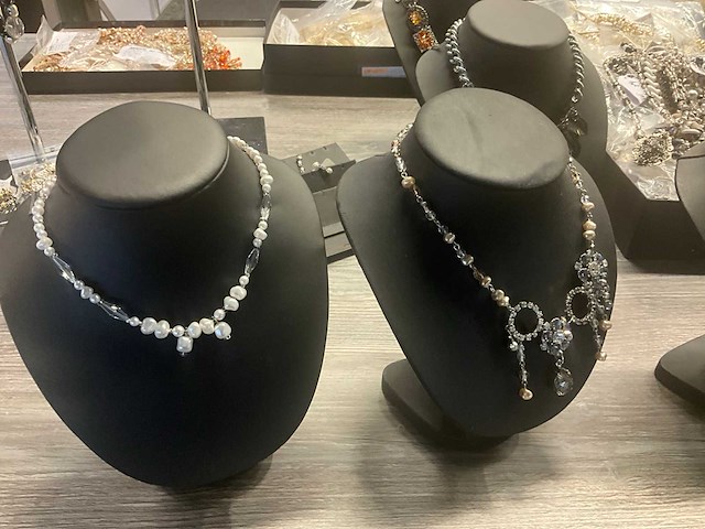 Zeer grote partij diverse juwelen en kettingen - afbeelding 45 van  52