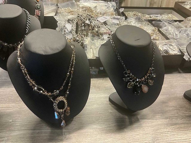 Zeer grote partij diverse juwelen en kettingen - afbeelding 49 van  52