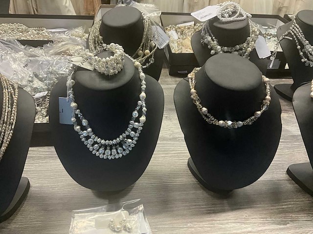 Zeer grote partij diverse juwelen en kettingen - afbeelding 51 van  52