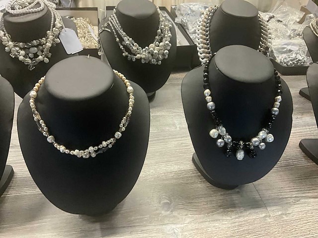 Zeer grote partij diverse juwelen en kettingen - afbeelding 52 van  52