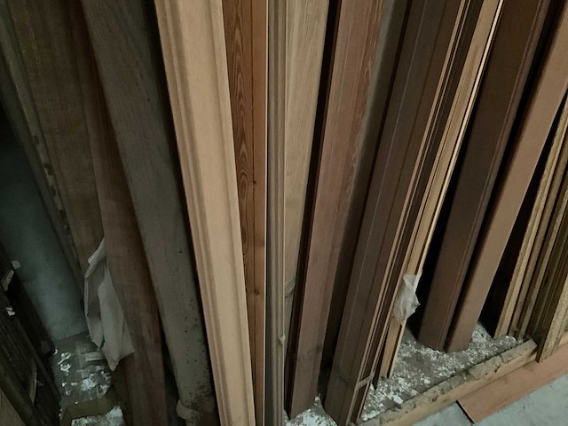 Zeer grote partij diverse omlijstingen, houten latten en plinten. - afbeelding 2 van  47