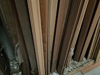 Zeer grote partij diverse omlijstingen, houten latten en plinten. - afbeelding 2 van  47