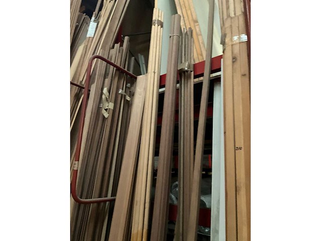 Zeer grote partij diverse omlijstingen, houten latten en plinten. - afbeelding 3 van  47