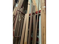 Zeer grote partij diverse omlijstingen, houten latten en plinten. - afbeelding 3 van  47