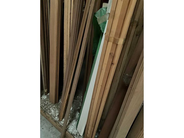 Zeer grote partij diverse omlijstingen, houten latten en plinten. - afbeelding 4 van  47