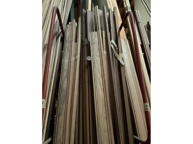 Zeer grote partij diverse omlijstingen, houten latten en plinten. - afbeelding 5 van  47