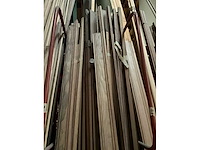 Zeer grote partij diverse omlijstingen, houten latten en plinten. - afbeelding 5 van  47