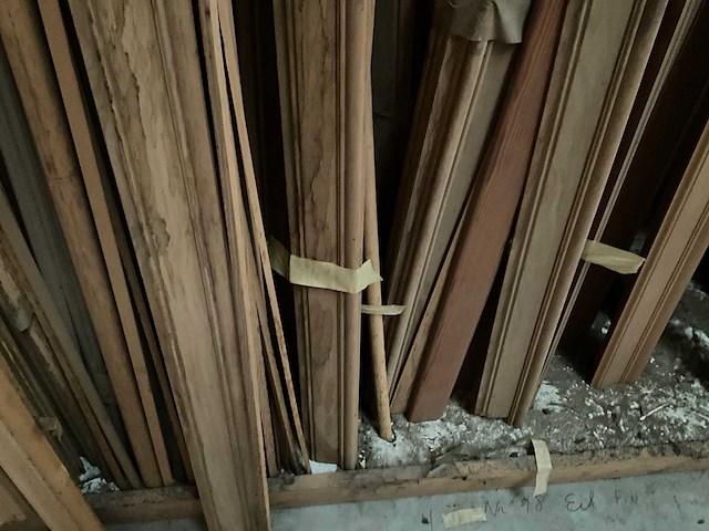 Zeer grote partij diverse omlijstingen, houten latten en plinten. - afbeelding 6 van  47