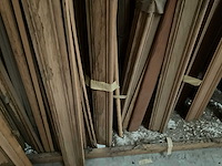 Zeer grote partij diverse omlijstingen, houten latten en plinten. - afbeelding 6 van  47