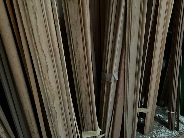 Zeer grote partij diverse omlijstingen, houten latten en plinten. - afbeelding 7 van  47