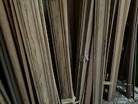 Zeer grote partij diverse omlijstingen, houten latten en plinten. - afbeelding 7 van  47