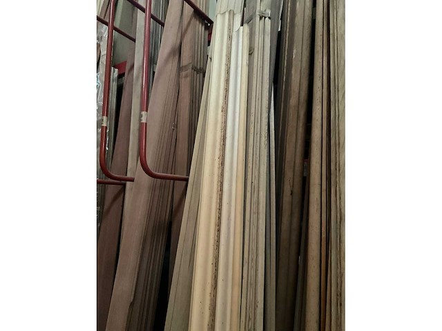 Zeer grote partij diverse omlijstingen, houten latten en plinten. - afbeelding 8 van  47