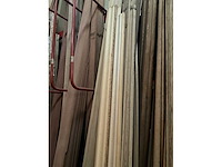 Zeer grote partij diverse omlijstingen, houten latten en plinten. - afbeelding 8 van  47