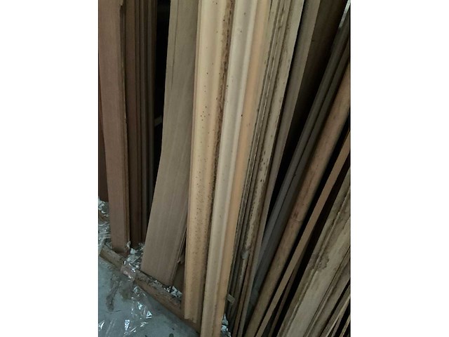 Zeer grote partij diverse omlijstingen, houten latten en plinten. - afbeelding 9 van  47