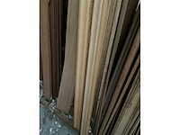 Zeer grote partij diverse omlijstingen, houten latten en plinten. - afbeelding 9 van  47