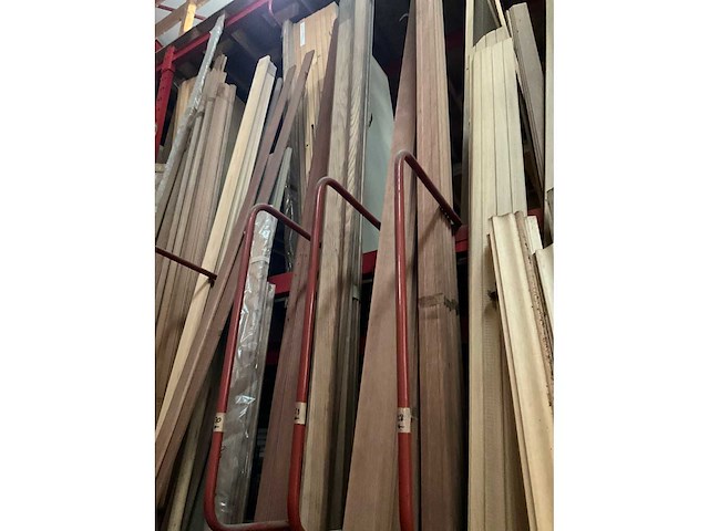 Zeer grote partij diverse omlijstingen, houten latten en plinten. - afbeelding 10 van  47