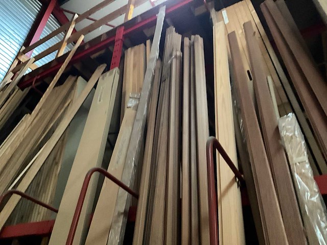 Zeer grote partij diverse omlijstingen, houten latten en plinten. - afbeelding 11 van  47