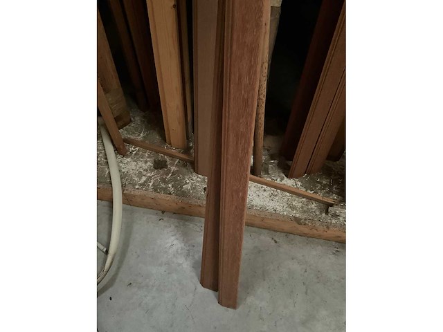 Zeer grote partij diverse omlijstingen, houten latten en plinten. - afbeelding 13 van  47