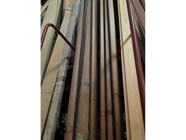 Zeer grote partij diverse omlijstingen, houten latten en plinten. - afbeelding 14 van  47