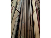 Zeer grote partij diverse omlijstingen, houten latten en plinten. - afbeelding 14 van  47