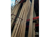 Zeer grote partij diverse omlijstingen, houten latten en plinten. - afbeelding 15 van  47