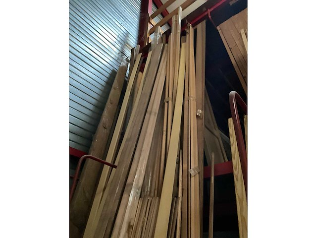 Zeer grote partij diverse omlijstingen, houten latten en plinten. - afbeelding 16 van  47