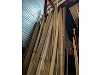 Zeer grote partij diverse omlijstingen, houten latten en plinten. - afbeelding 16 van  47