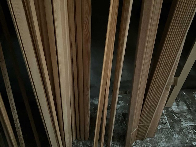 Zeer grote partij diverse omlijstingen, houten latten en plinten. - afbeelding 17 van  47