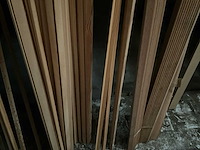 Zeer grote partij diverse omlijstingen, houten latten en plinten. - afbeelding 17 van  47