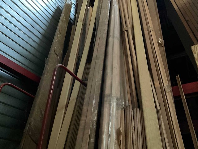 Zeer grote partij diverse omlijstingen, houten latten en plinten. - afbeelding 18 van  47