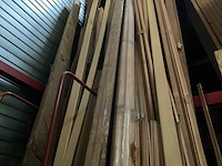 Zeer grote partij diverse omlijstingen, houten latten en plinten. - afbeelding 18 van  47