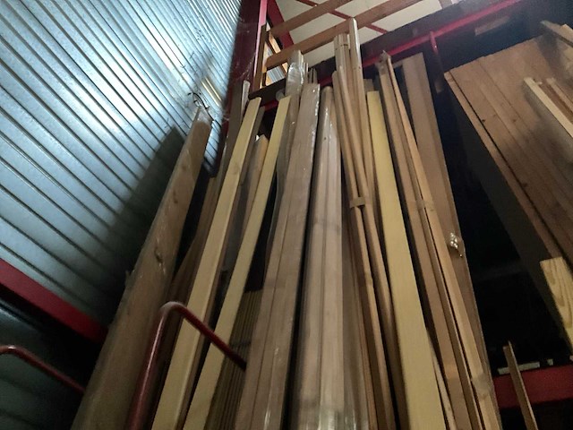 Zeer grote partij diverse omlijstingen, houten latten en plinten. - afbeelding 19 van  47