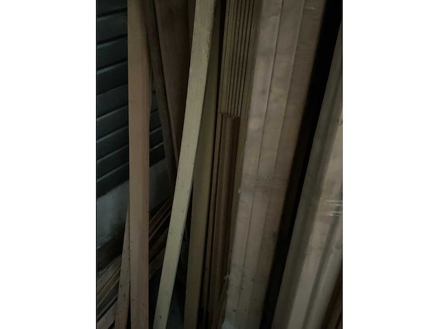 Zeer grote partij diverse omlijstingen, houten latten en plinten. - afbeelding 20 van  47