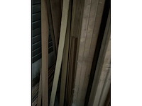 Zeer grote partij diverse omlijstingen, houten latten en plinten. - afbeelding 20 van  47