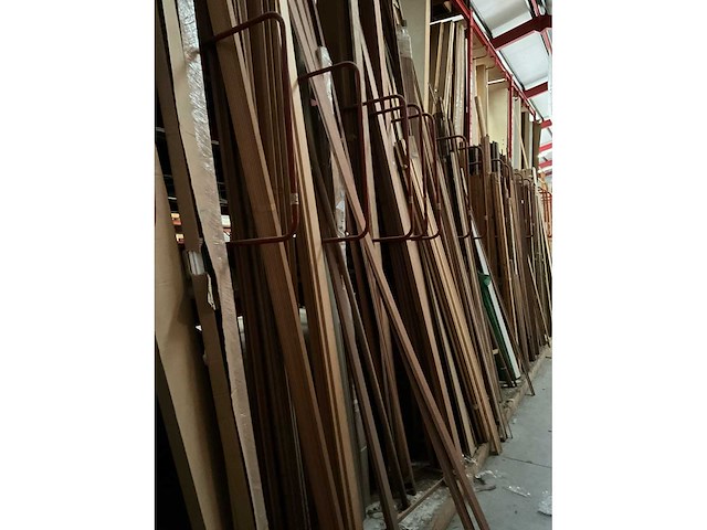 Zeer grote partij diverse omlijstingen, houten latten en plinten. - afbeelding 21 van  47