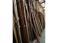 Zeer grote partij diverse omlijstingen, houten latten en plinten. - afbeelding 21 van  47