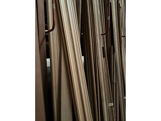 Zeer grote partij diverse omlijstingen, houten latten en plinten. - afbeelding 22 van  47