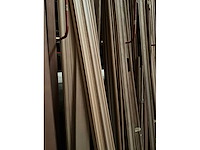 Zeer grote partij diverse omlijstingen, houten latten en plinten. - afbeelding 22 van  47