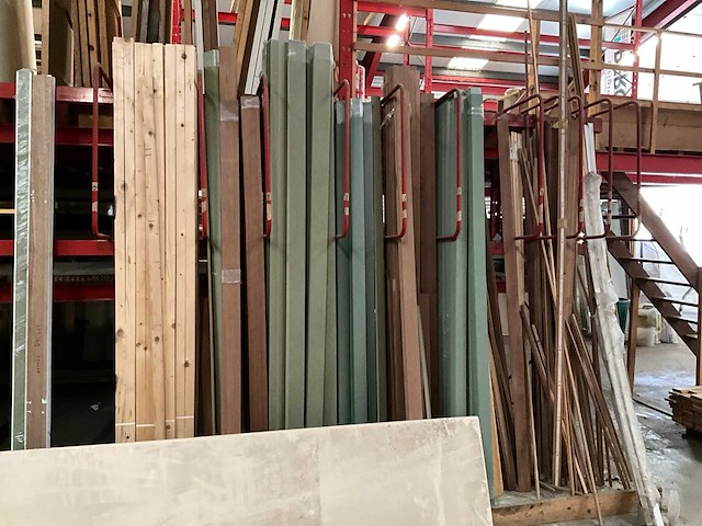 Zeer grote partij diverse omlijstingen, houten latten en plinten. - afbeelding 12 van  47