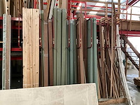 Zeer grote partij diverse omlijstingen, houten latten en plinten. - afbeelding 12 van  47