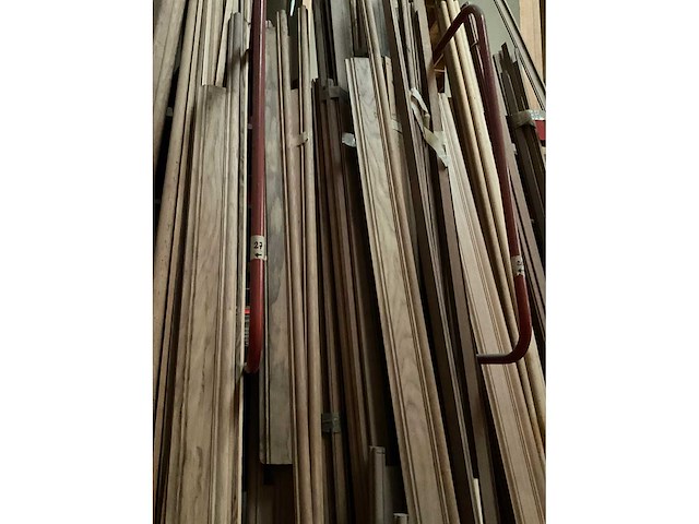 Zeer grote partij diverse omlijstingen, houten latten en plinten. - afbeelding 24 van  47