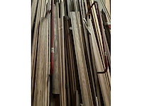 Zeer grote partij diverse omlijstingen, houten latten en plinten. - afbeelding 24 van  47