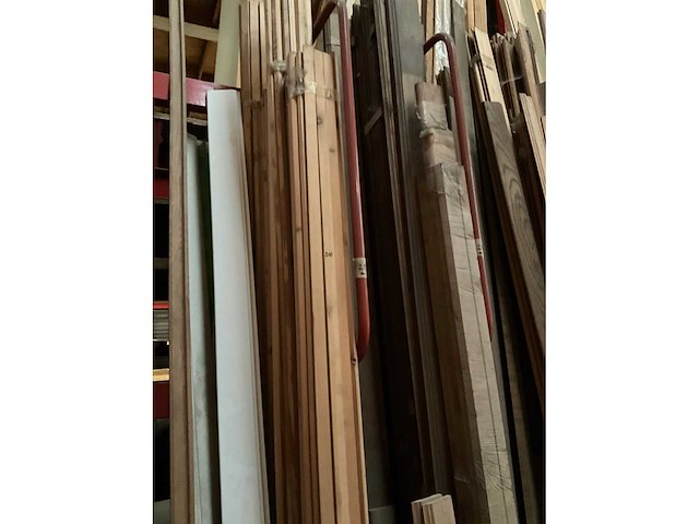 Zeer grote partij diverse omlijstingen, houten latten en plinten. - afbeelding 25 van  47