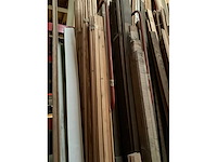 Zeer grote partij diverse omlijstingen, houten latten en plinten. - afbeelding 25 van  47