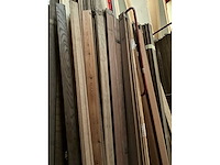 Zeer grote partij diverse omlijstingen, houten latten en plinten. - afbeelding 26 van  47