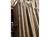 Zeer grote partij diverse omlijstingen, houten latten en plinten. - afbeelding 27 van  47