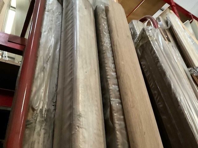 Zeer grote partij diverse omlijstingen, houten latten en plinten. - afbeelding 28 van  47